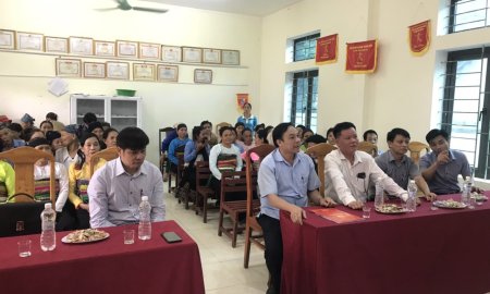Đồng chí Chủ tịch UBND huyện Triệu Sơn Vũ Đức Kính, dự ngày đại đoàn kết toàn dân tộc tại thôn Bồn Dồn, xã Bình Sơn